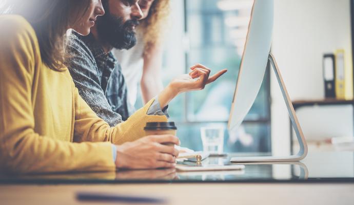 Discutions devant un ordinateur