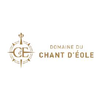 domaine du chant d'éole logo très classe avec du jaune brun doré avec une boussole et une couronne 