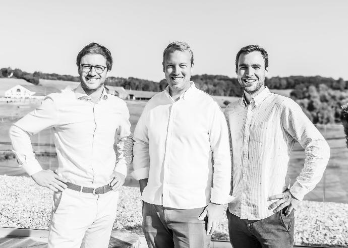 het team van het servicebedrijf met onze oprichter Arnaud Percy, Valery Jans en Matthieu De Clercq in het veld voor een leuke teamfoto