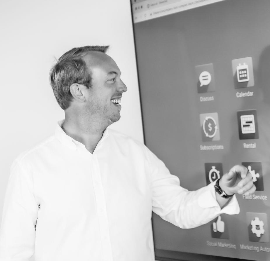 Nuestro fundador Arnaud Percy mirando las aplicaciones odoo en una pantalla y presentándolas al equipo.