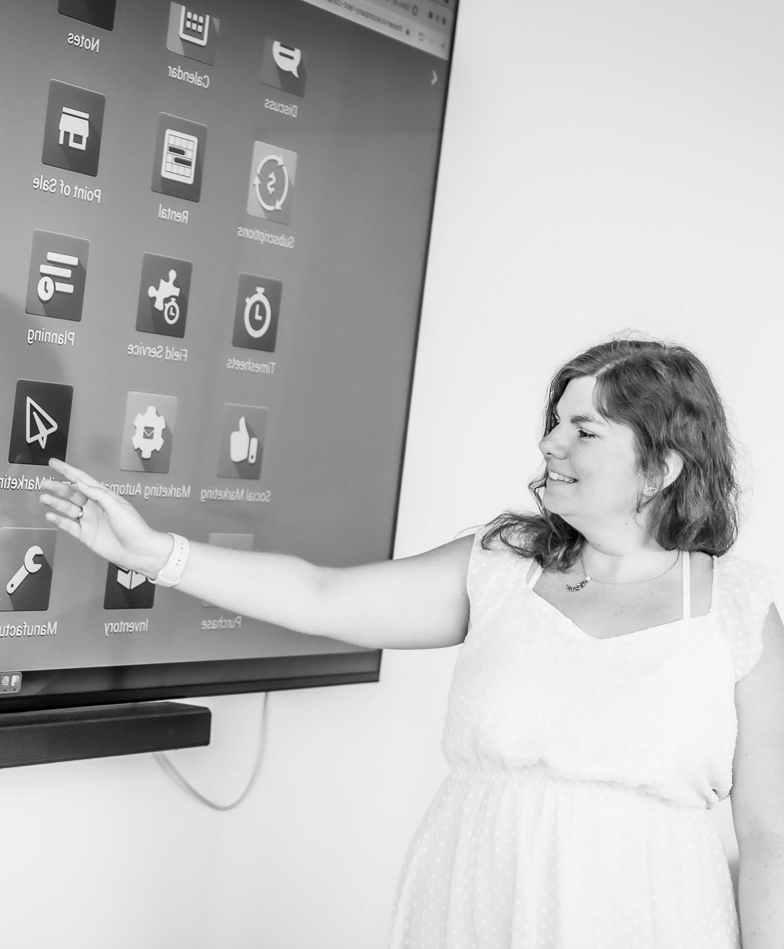 Aproveche las ventajas de los sitios web y las aplicaciones de marketing en su Odoo gracias a hélène Muckensturm que le muestra las aplicaciones odoo en una pantalla o tv