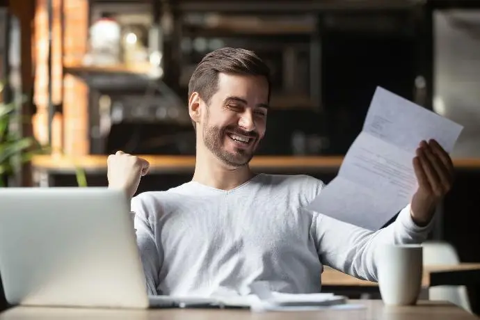 Homme content devant les résultats